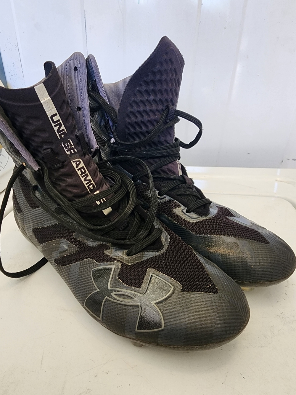 Under Armour High Ankle Lace Up  Gray Knit Interior Shoe Tag